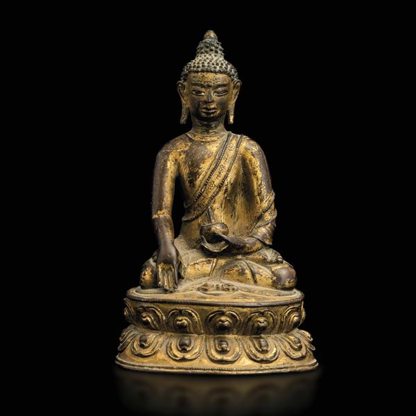 Figura di Buddha Sakyamuni seduto su doppio fiore di loto in bronzo dorato con tracce di policromia, Cina, Dinastia Qing, XVII secolo