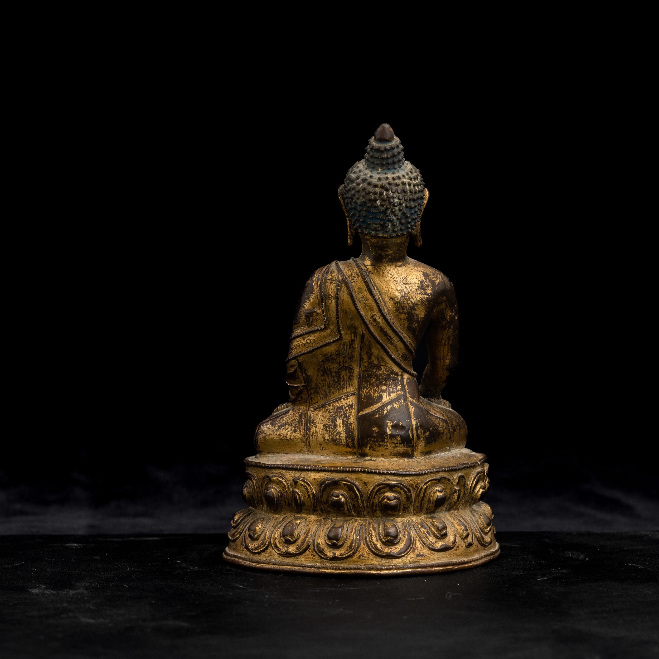 Figura di Buddha Sakyamuni Seduto su Doppio Fiore di Loto in Bronzo Dorato con Tracce di Policrom...