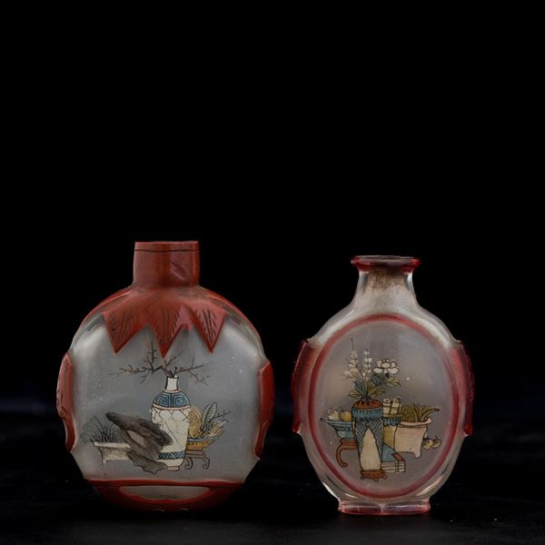 Due snuff bottles in vetro dipinto raffigurati soggetti naturalistici, Cina, Dinastia Qing, XIX secolo