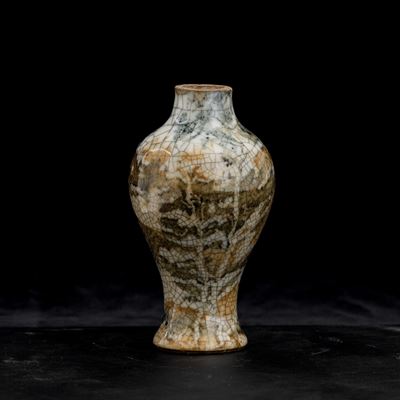 Vaso in Porcellana Guan con Tocchi di Coloro Verdi e Gialli, Cina, XX Secolo