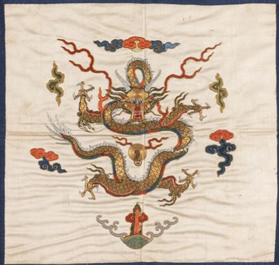 Tessuto Ricamato Raffigurante Drago tra le Nuvole, Cina, XX Secolo