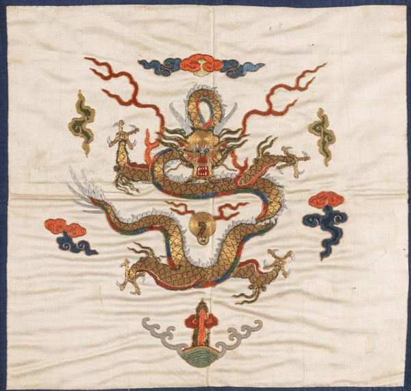 Tessuto ricamato raffigurante drago tra le nuvole, Cina, XX secolo