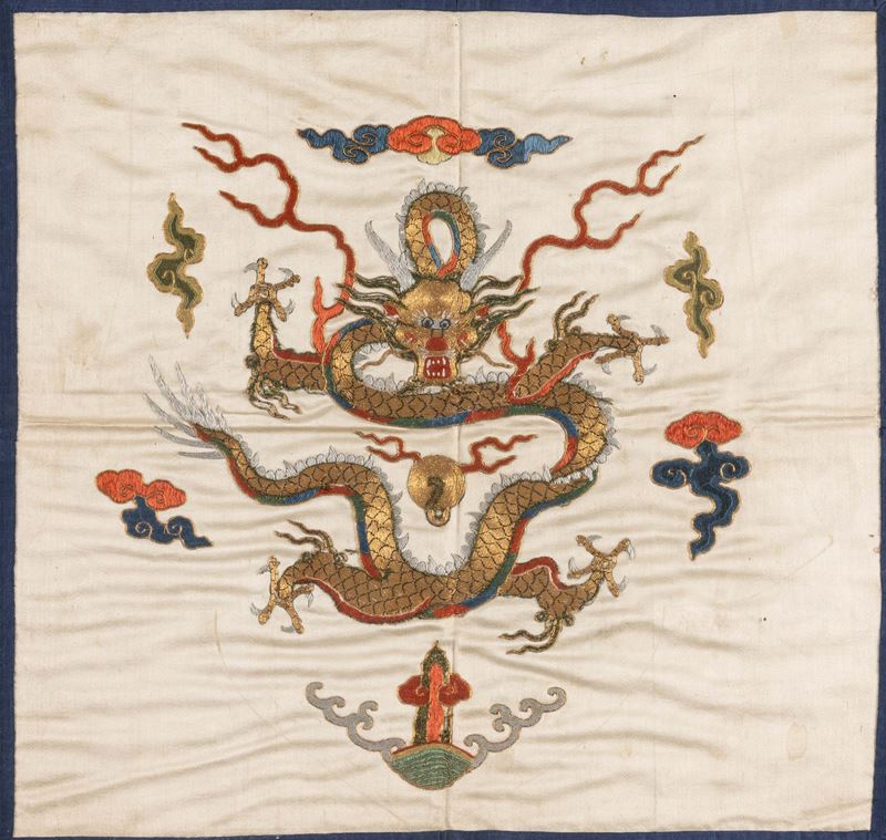 Tessuto ricamato raffigurante drago tra le nuvole, Cina, XX secolo  - Asta Asian Art - Cambi Casa d'Aste