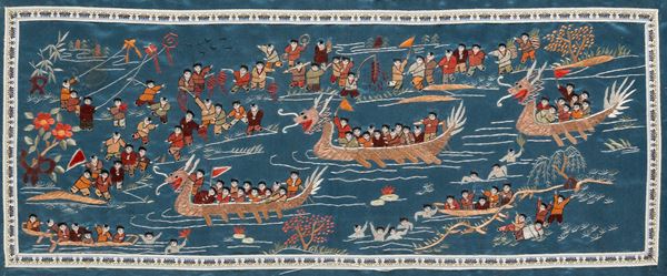 Tessuto ricamato raffigurante personaggi su imbarcazioni su fondo blu, Cina, Dinastia Qing, XIX secolo