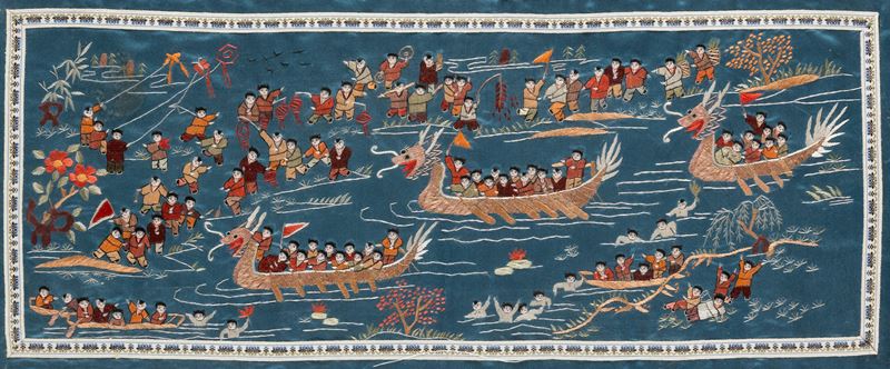 Tessuto ricamato raffigurante personaggi su imbarcazioni su fondo blu, Cina, Dinastia Qing, XIX secolo  - Auction Asian Art - Cambi Casa d'Aste