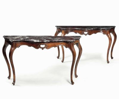Coppia di Consolles in Legno di Forma Mossa con Fascia Intagliata e Traforata. Veneto, XVIII Seco...
