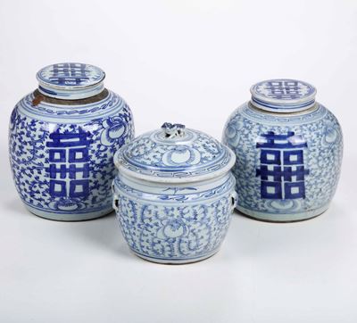 Cina, Dinastia Qing (XVIII-XIX secolo), Tre potiches in porcellana bianca e blu con decori florea...