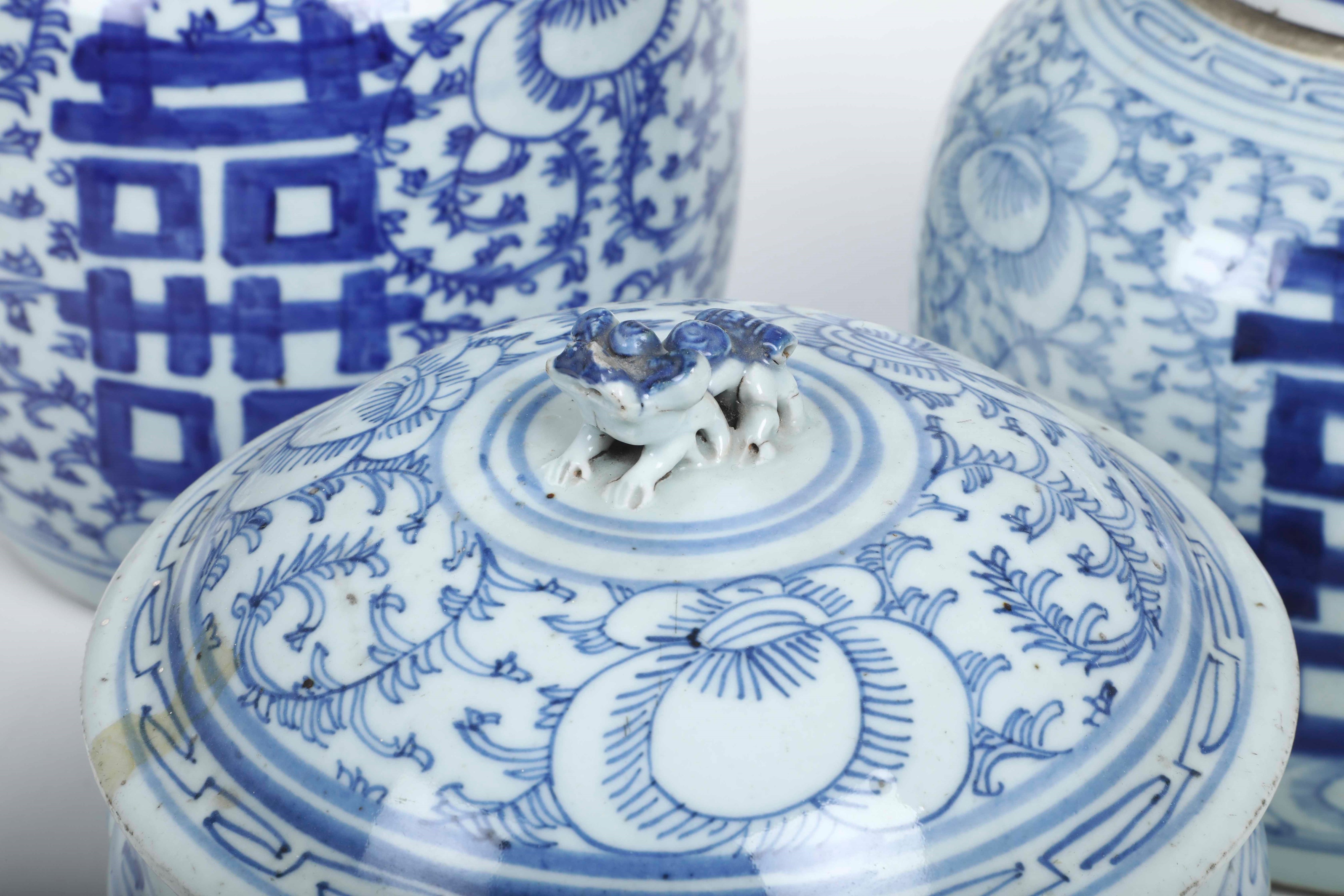 Cina, Dinastia Qing (XVIII-XIX secolo), Tre potiches in porcellana bianca e blu con decori florea...