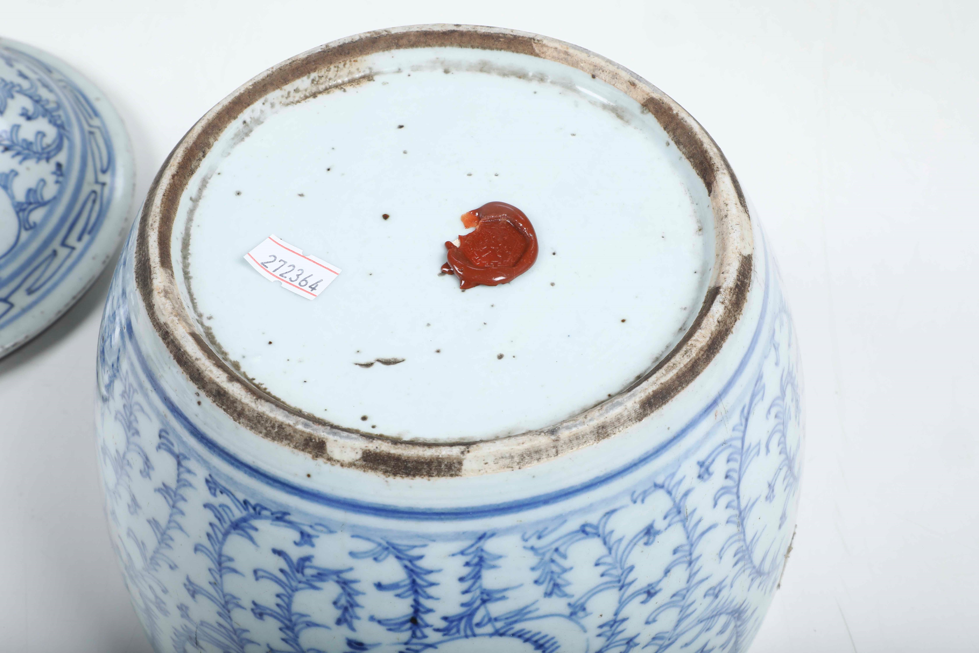Cina, Dinastia Qing (XVIII-XIX secolo), Tre potiches in porcellana bianca e blu con decori florea...