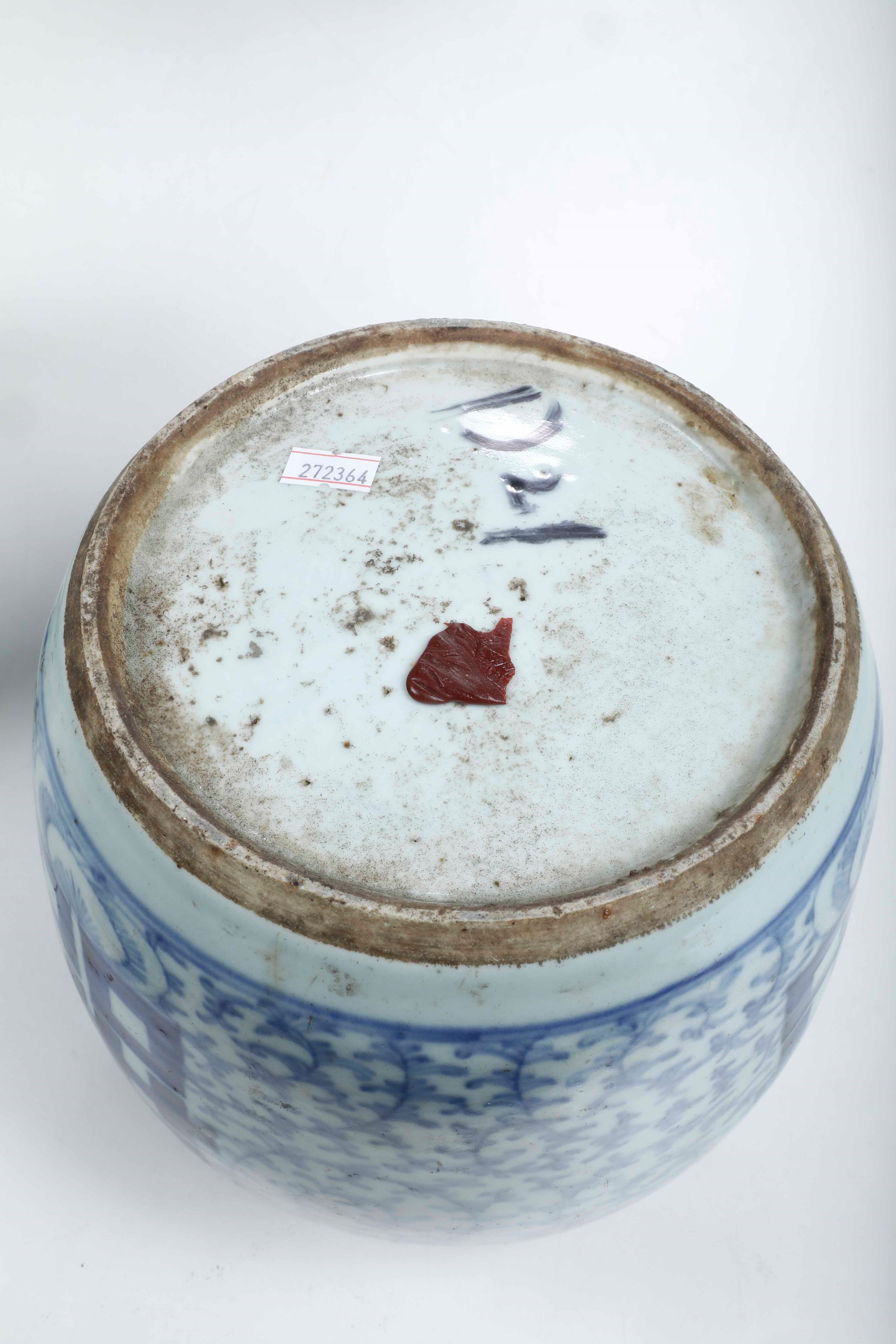 Cina, Dinastia Qing (XVIII-XIX secolo), Tre potiches in porcellana bianca e blu con decori florea...