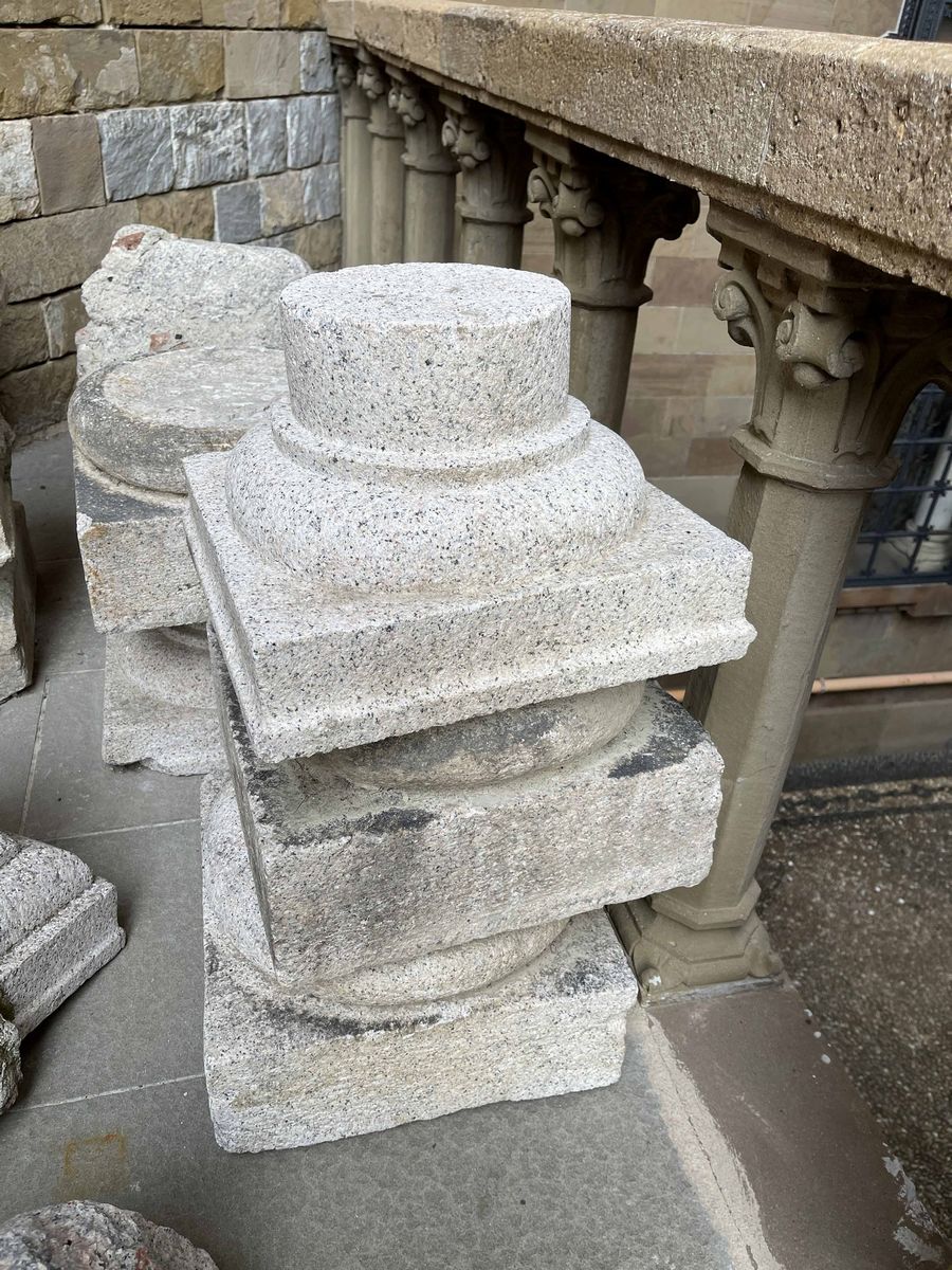 Lotto di Cinque Colonne con Capitelli in Granito, XVI Secolo
