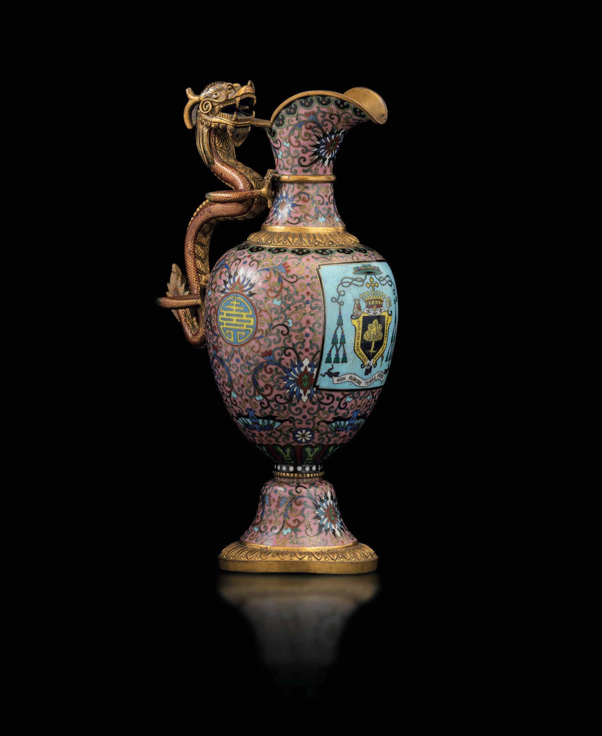 Rarissimo Versatoio in Smalti Cloisonnè con Presa a Foggia di Drago, Motivi Taoisti e Stemma Card...