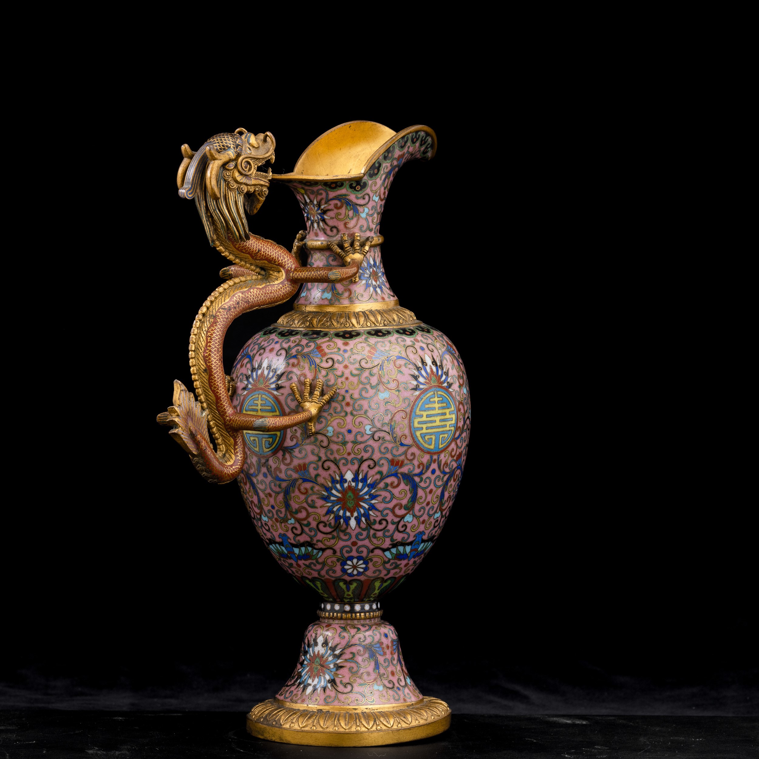 Rarissimo Versatoio in Smalti Cloisonnè con Presa a Foggia di Drago, Motivi Taoisti e Stemma Card...