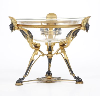 Centrotavola con Struttura in Bronzo Dorato e Patinato. XIX Secolo