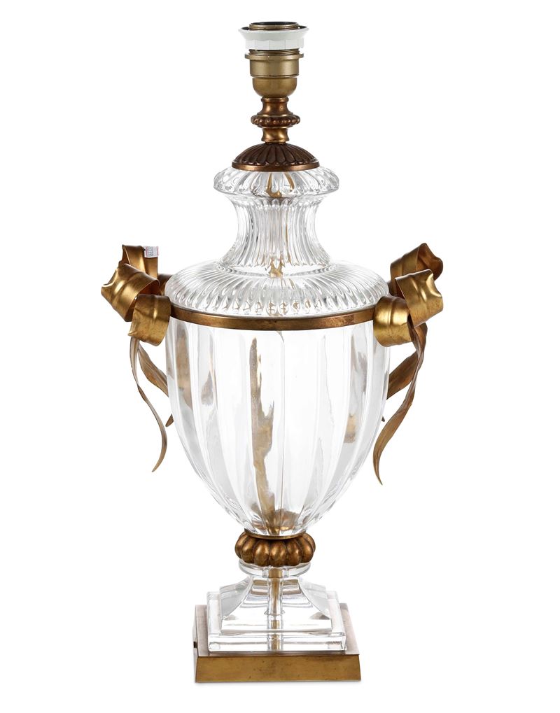 Lampada da tavolo in vetro molato con montatura in bronzo dorato. XX secolo  - Asta Antiquariato Settembre - Cambi Casa d'Aste