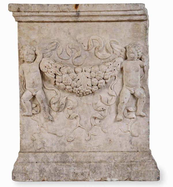 Rilievo in marmo raffigurante putti che sorreggono ghirlanda. Arte rinascimentale italiana del XV-XVI secolo
