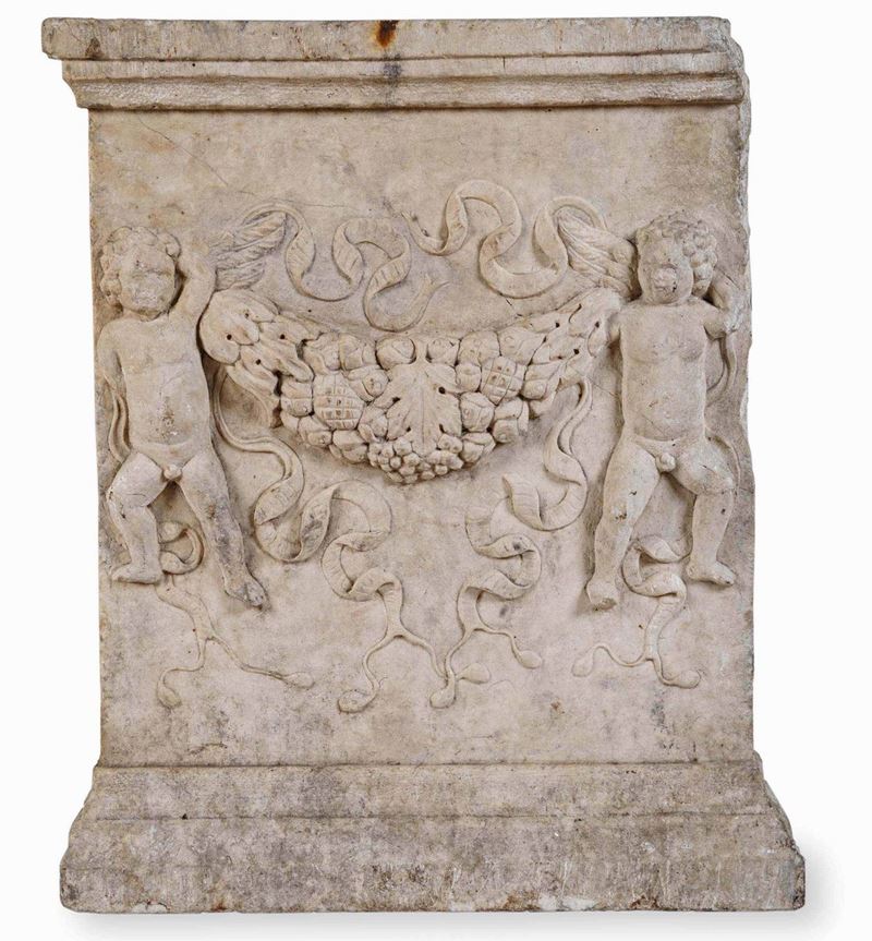 Rilievo in marmo raffigurante putti che sorreggono ghirlanda. Arte rinascimentale italiana del XV-XVI secolo  - Asta Scultura e Oggetti d'Arte - Cambi Casa d'Aste