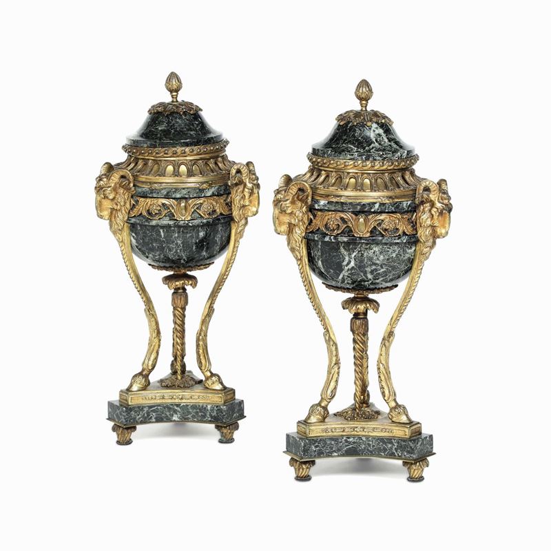 Coppia di cassolettes in marmo fior di pesco e bronzo dorato. Francia, epoca Napoleone III, 1850 circa  - Auction Italian Mansions - Cambi Casa d'Aste
