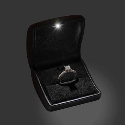 Anello con diamante taglio brillante, montatura in oro bianco 750/1000