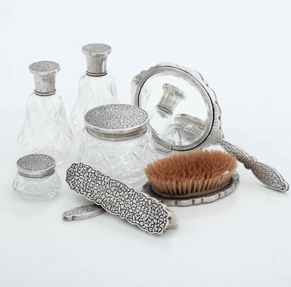 Set da toilette. Argento, vetro e altri materiali. Argenteria italiana della prima metà del XX secolo