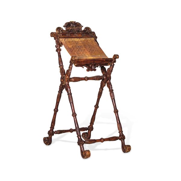 Leggio a rocchetto in legno intagliato. XVIII-XIX secolo