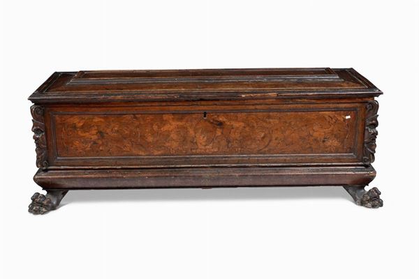 Cassapanca in legno intagliato. XIX secolo