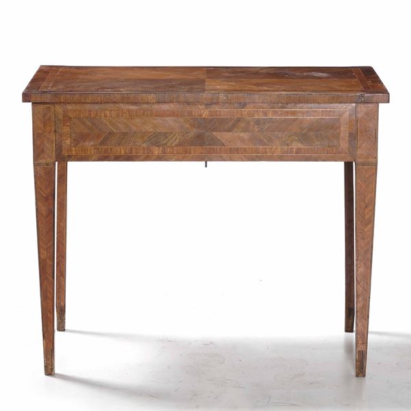 Tavolino da lavoro lastronato e filettato. Fine XVIII - inizi XIX secolo