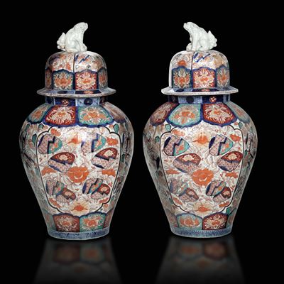 Coppia di Potiches e un Grande Piatto in Porcellana Imari con Decori Floreali, Giappone, Fine XIX...