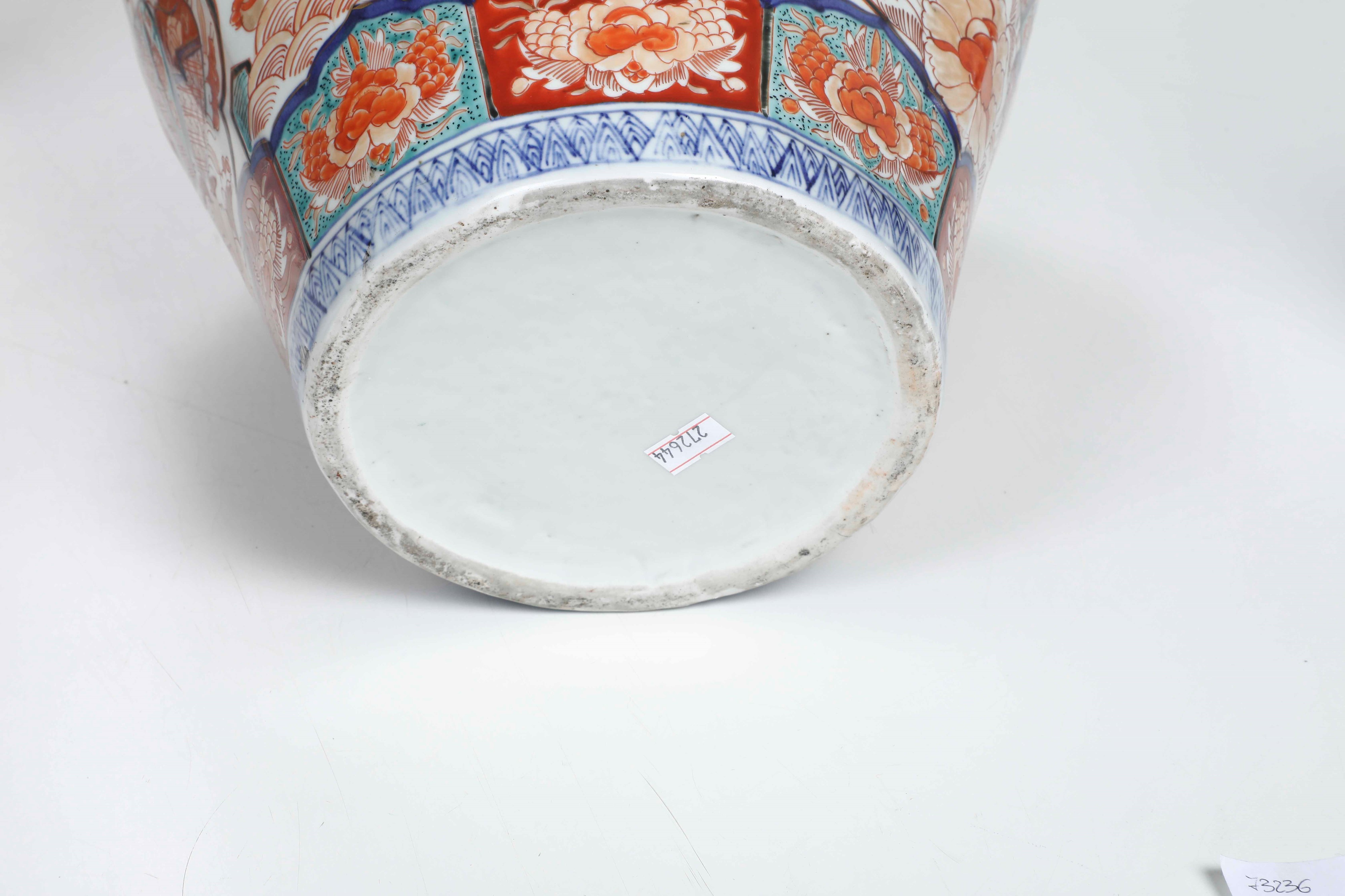 Coppia di Potiches e un Grande Piatto in Porcellana Imari con Decori Floreali, Giappone, Fine XIX...