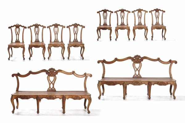 Set di due divani e otto sedie in stile settecentesco in legno chiaro