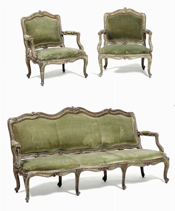 Set di un divano e due poltrone Luigi XV in legno intagliato, laccato e argentato. Probabilmente Parma, secolo XVIII