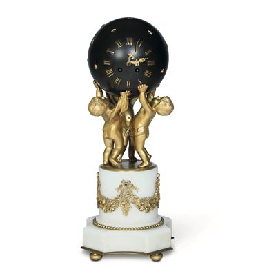 Pendola da Tavolo in Bronzo Dorato, Patinato e Marmo Bianco. XIX-XX Secolo