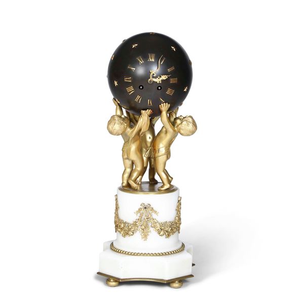 Pendola da tavolo in bronzo dorato, patinato e marmo bianco. XIX-XX secolo