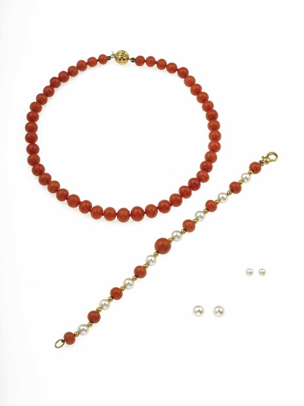 Lotto costituito da una collana in corallo, un bracciale in corallo e perle e due paia di orecchini di perle