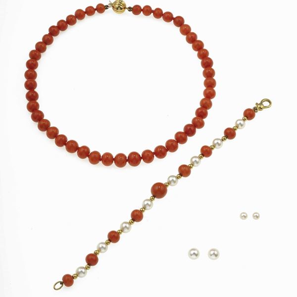 Group of one necklace, one bracelet and two pair of earrings with pearls and corals