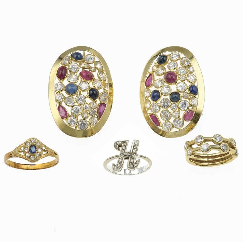 Lotto composto da una coppia di spille/pendenti e tre anelli con imitazioni di diamanti e corindoni rossi e blu  - Asta Gioielli - Cambi Casa d'Aste