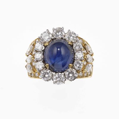 Anello con zaffiro Sri Lanka cabochon, diamanti su montatura in oro giallo 750/1000