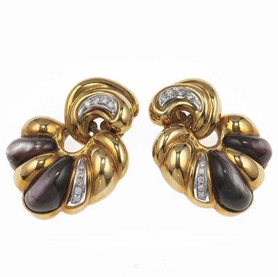 Orecchini, diamanti e madreperla, montatura in oro giallo 750/1000