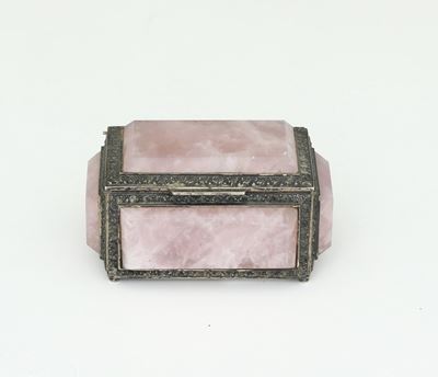 Scatola in argento fuso e cesellato con inserti in quarzo rosa, Manifattura europea del XIX-XX se...