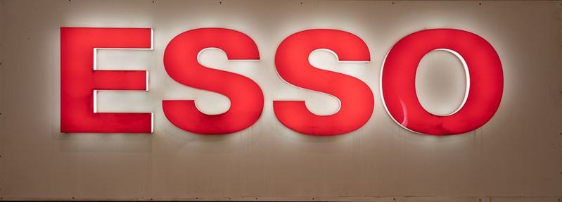 Insegna luminosa Esso  - Asta POP Culture e Manifesti d'Epoca - Cambi Casa d'Aste