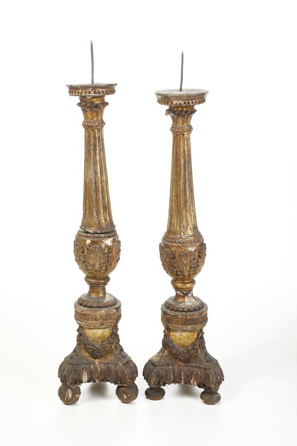 Coppia di candelieri in legno intagliato e dorato