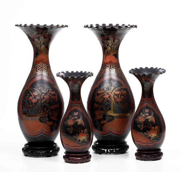 Quattro vasi in porcellana con soggetti naturalistici entro riserve e decori floreali, Giappone, periodo Meiji (1868-1912)