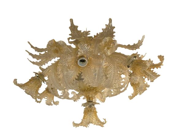 Lampadario in vetro lattimo dorato a sette luci. XX secolo