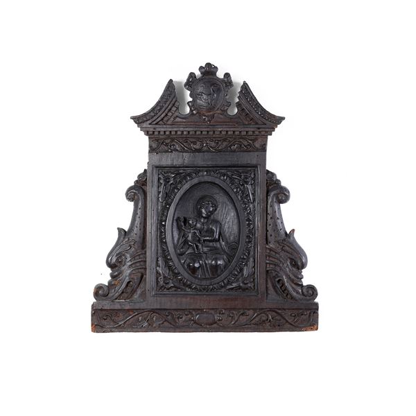 Fregio in legno intagliato con al centro Madonna con Bambino