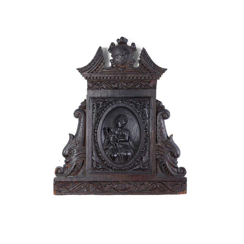 Fregio in legno intagliato con al centro Madonna con Bambino  - Asta Antiquariato - Cambi Casa d'Aste