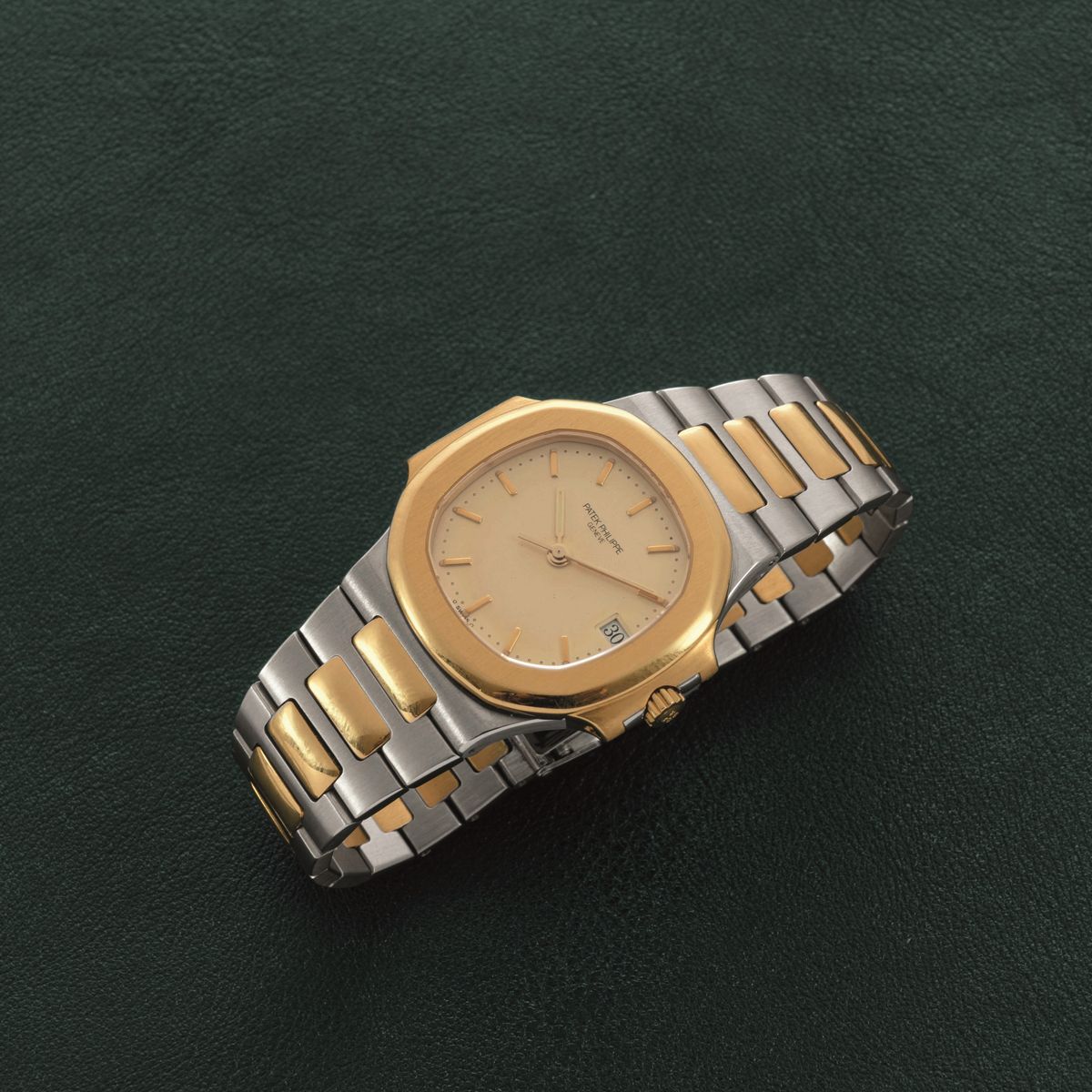Patek Philippe - Nautilus 3800/1ja Acciaio e Oro, Quadrante Panna con Datario, Cassa Impermeabile...