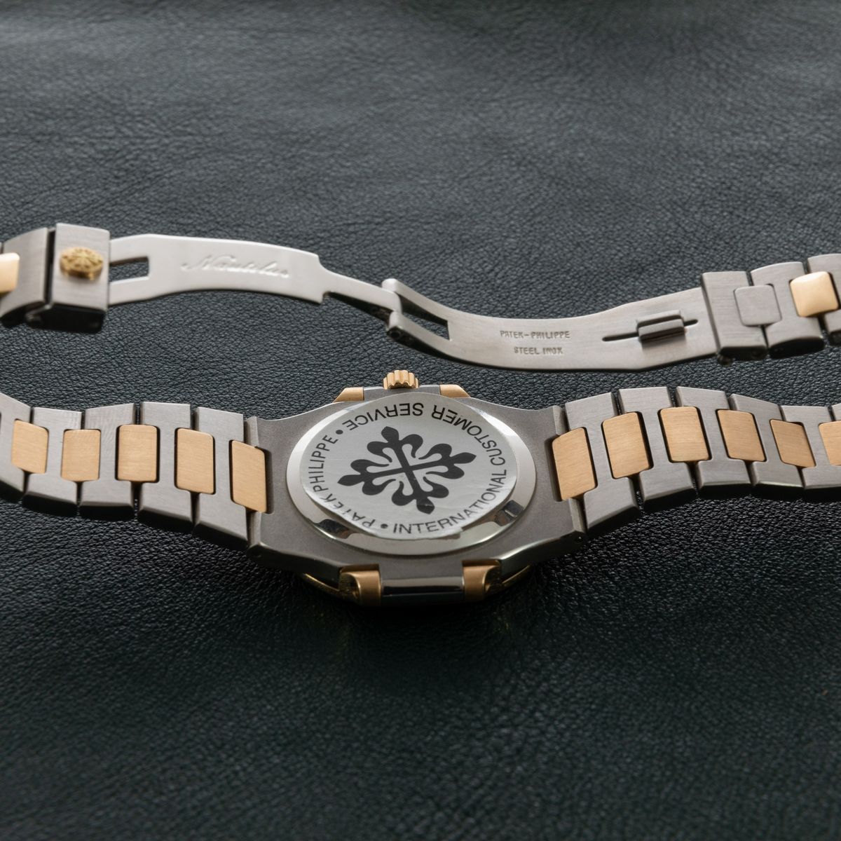 Patek Philippe - Nautilus 3800/1ja Acciaio e Oro, Quadrante Panna con Datario, Cassa Impermeabile...