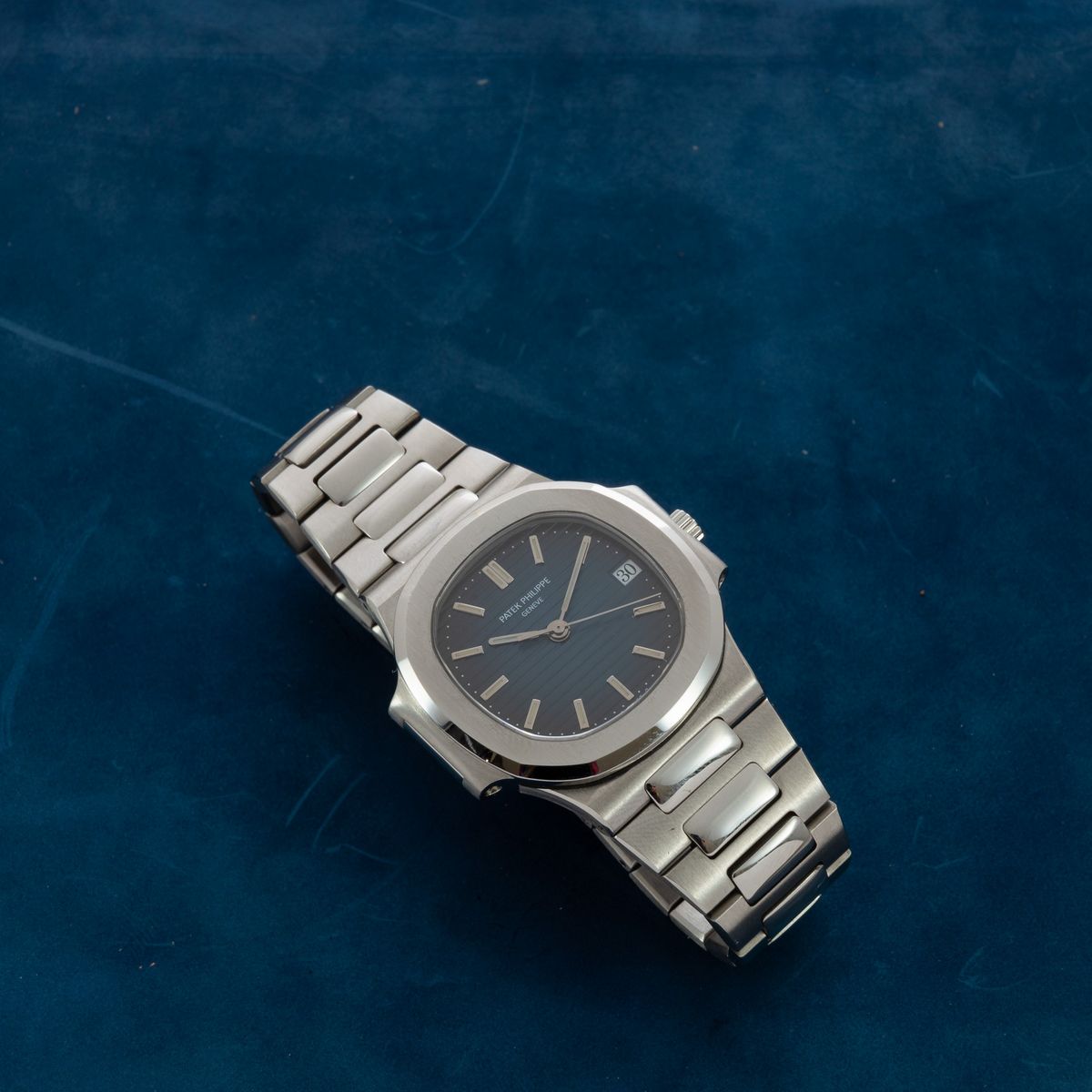 Patek Philippe - Nautilus Ref 3800/1, Quadrante Blu Tapisserie con Indici a Bastone e con Datario...