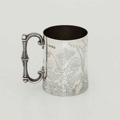 Mug. Argento Fuso, Sagomato e Cesellato. Londra 1873. Argentiere Richards & Charles Brown - Edwar...