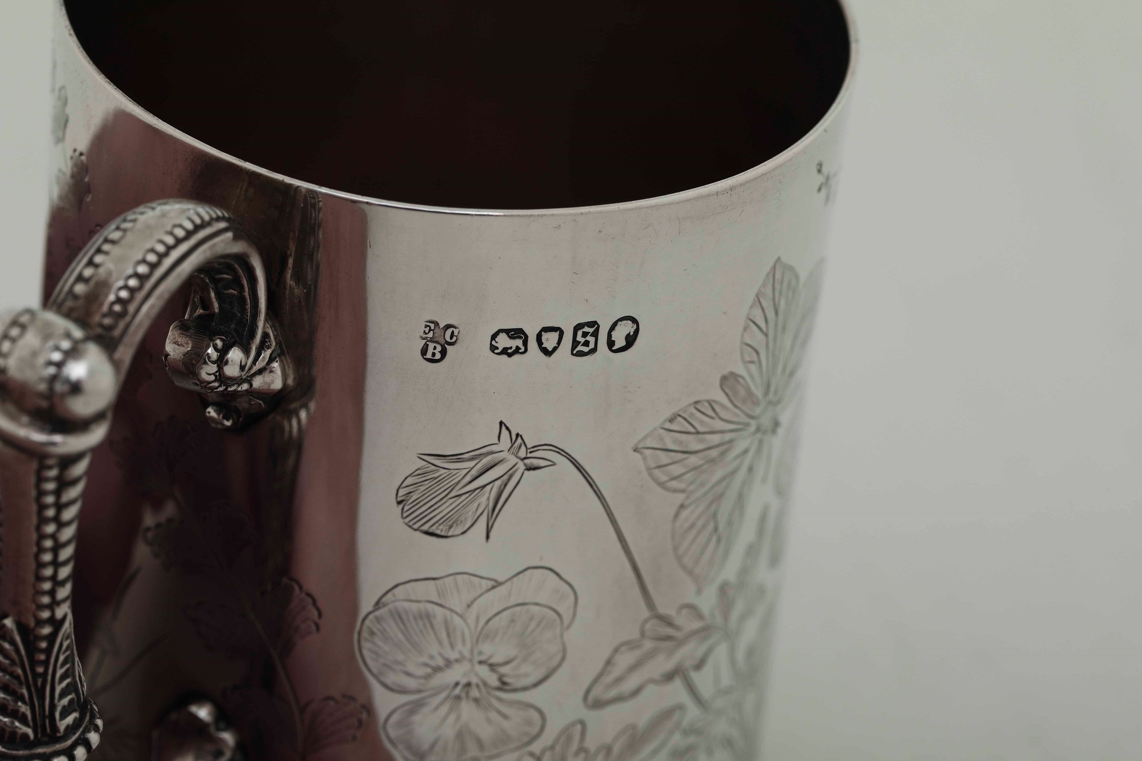 Mug. Argento Fuso, Sagomato e Cesellato. Londra 1873. Argentiere Richards & Charles Brown - Edwar...